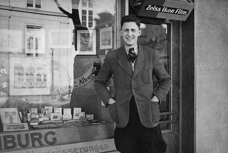 Hans Arppe vor dem Geschäft von Karl Eschenburg